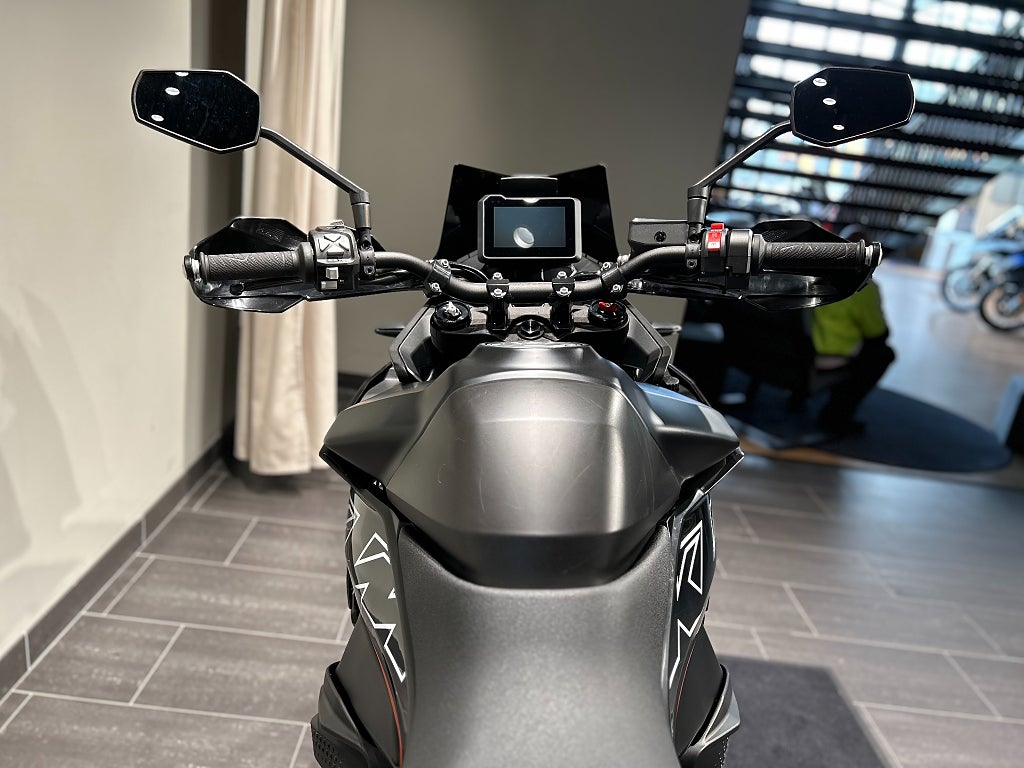 KTM 890 SMT /Techpack / Endast 671 mil / Nya däck