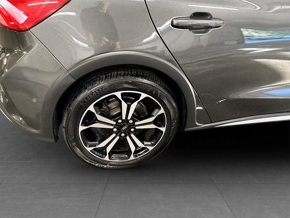 Bild på Ford Focus Active 5dr 1.0 EcoBoost 125hk Aut DRAG RATTVÄRME