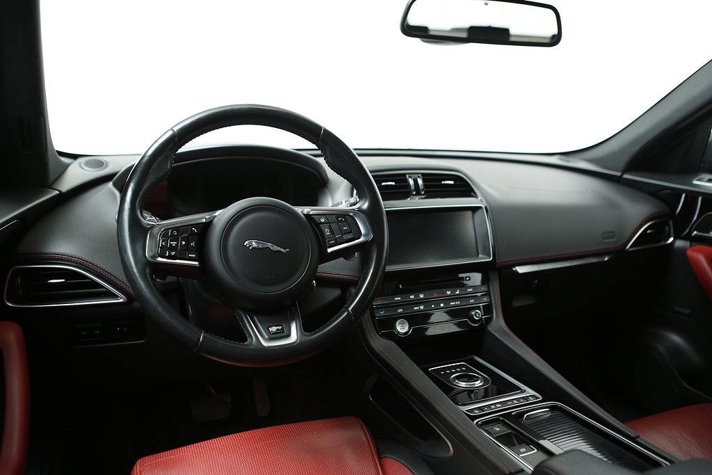Jaguar F-Pace 30d AWD R-Sport 300hk Panorama Värmare 2018