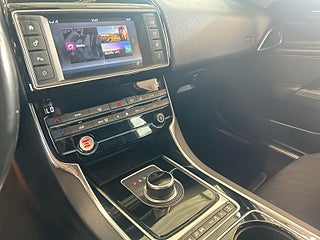 Jaguar XE 20d AWD R-Sport/S&V-hjul/Värmare/Drag/Psensorer