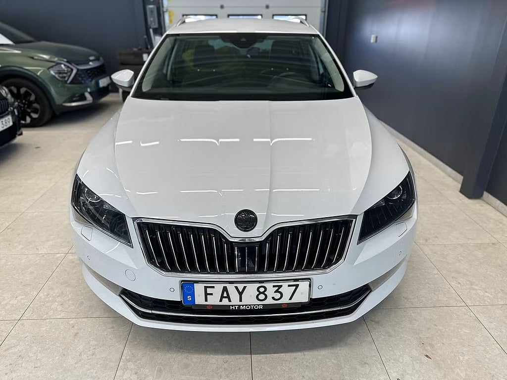Skoda Superb Kombi 2.0 TDI 4x4 L&K/B-Kamera/Värm/Drag/Läder/Canton