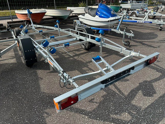 Neptun 1300 kg 80 km/h Bromsad båttrailer - Ny 