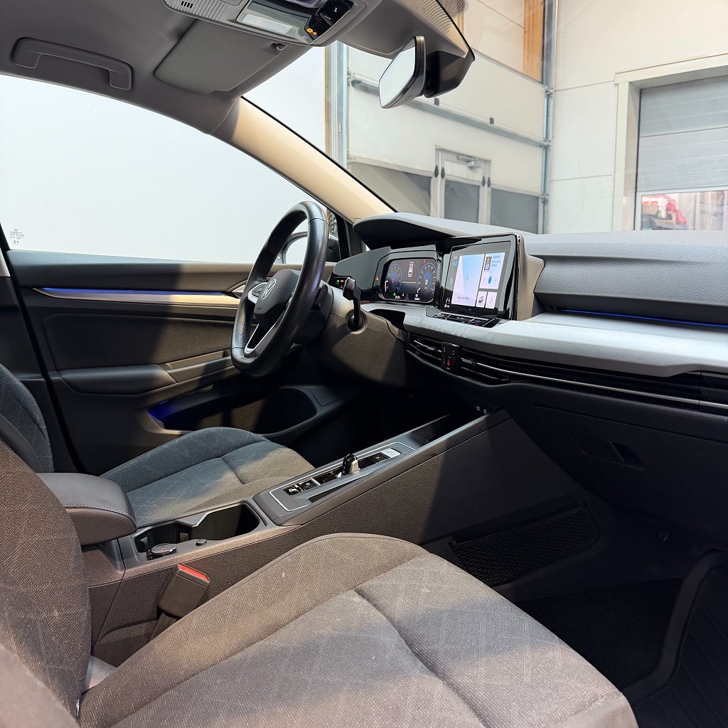 Volkswagen Golf Sportscombi 1.5 eTSI Base Carplay Cockpit Värmare Drag