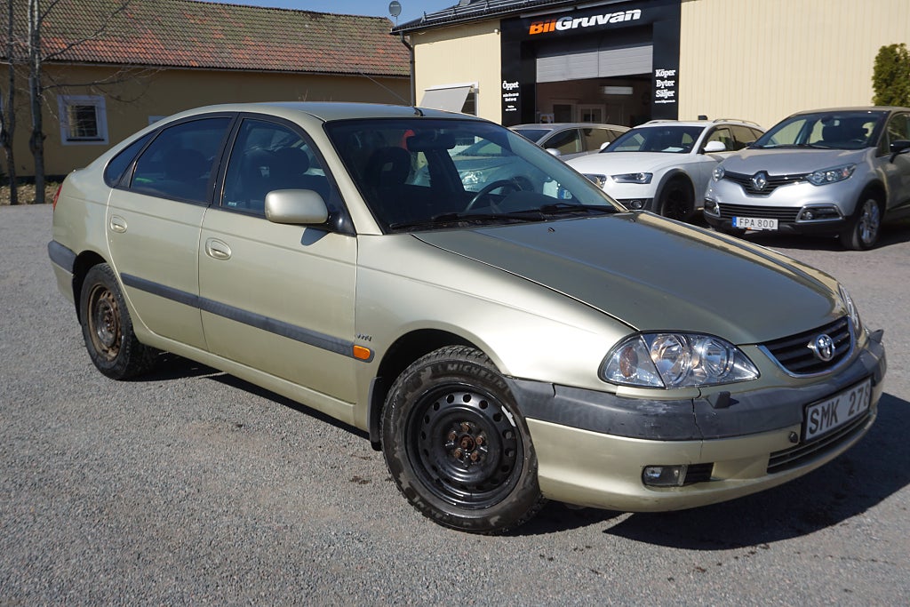 Toyota Avensis Liftback 2.0 D4 VVT-i 20100mil Drag M-Värmare