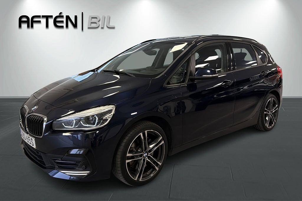 BMW 225xe SPORTLINE | HUD | HIFI | 19" | PANORAMA | FULLSERVAD -