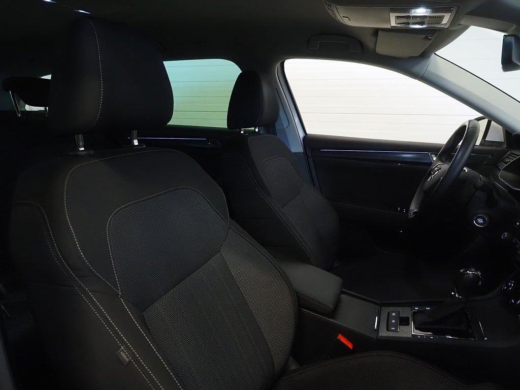 Skoda Superb iV 218hk Plug-in Style Drag Cockpit Värmare B-Kam Moms 2022