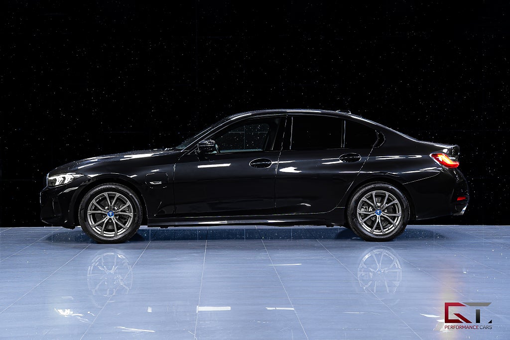 BMW 330e xDrive MOMS Comfort Drag Akustikrutor Värmare Keyless