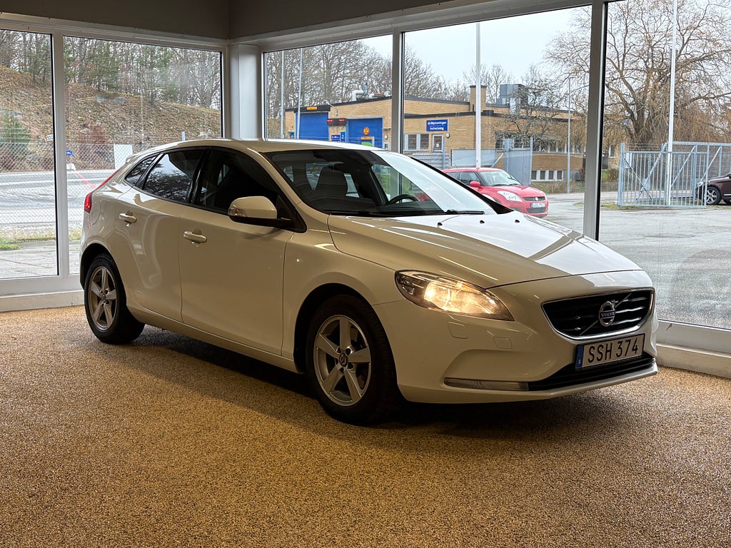 Volvo V40 D2 Kinetic 120 HK Drag Farhållare 2 Ägare