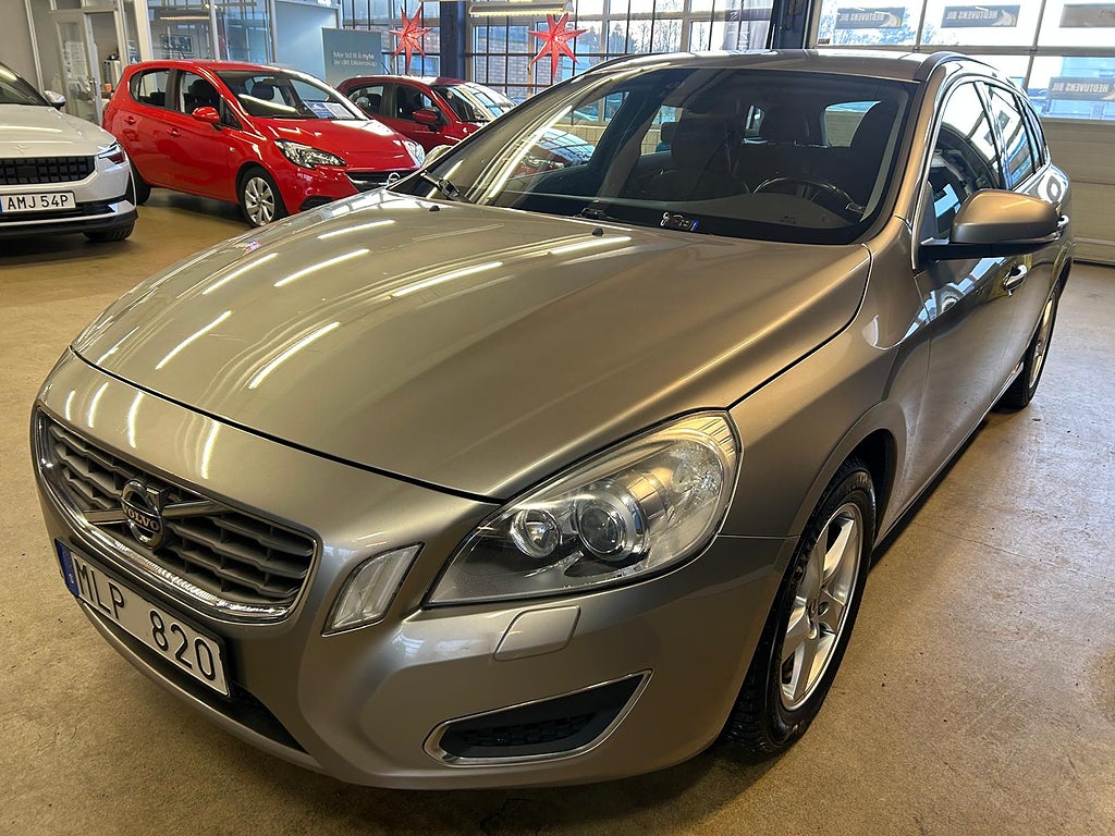 Volvo V60 D5 215Hk Momentum *MELLANDAGSFYND* Snygg /Drag /PDC*