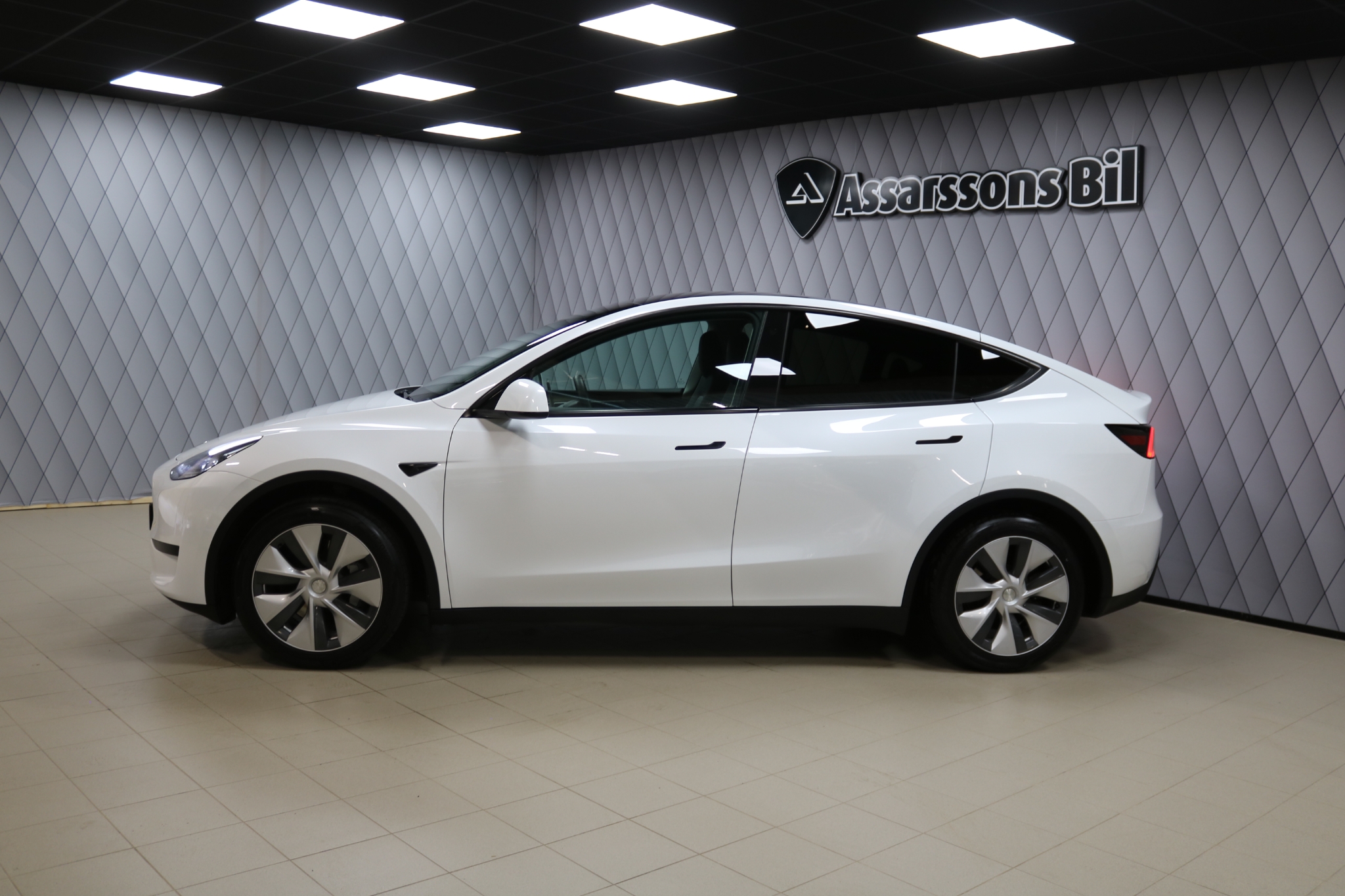 Tesla Model Y Standard Range RWD 2023, bild 2/55