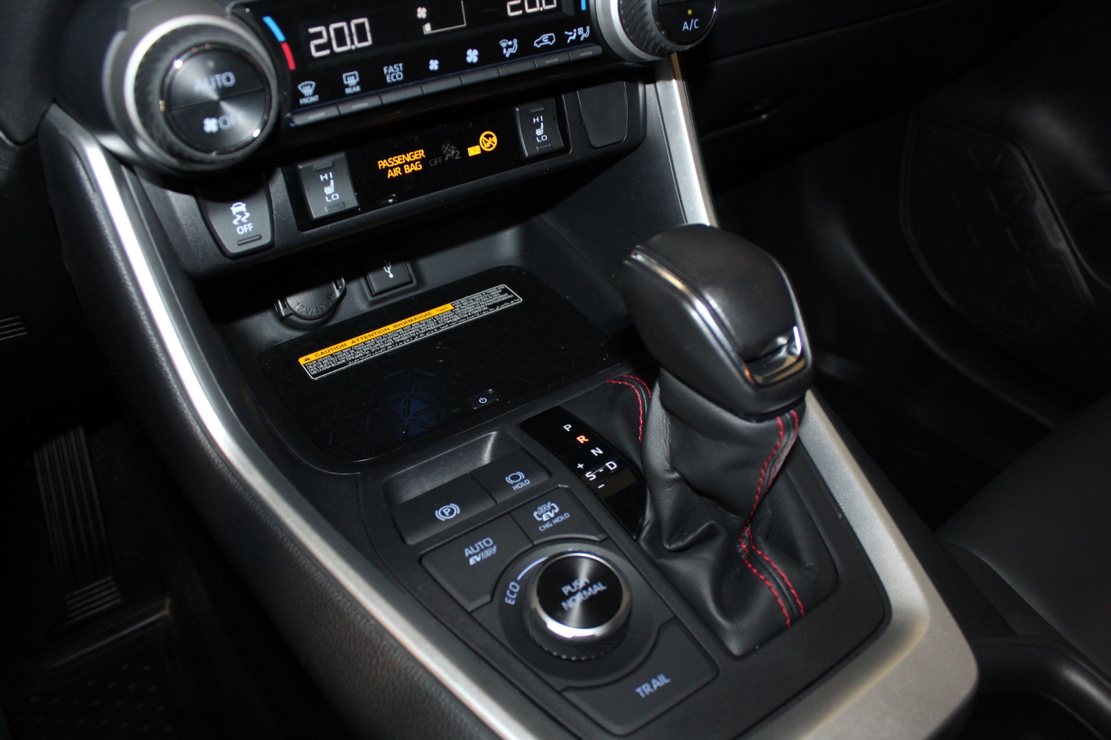 Toyota RAV4 Plug-in Hybrid E-CVT Launch Edition, Drag, B-Kamera 2021 - miniatyr 31