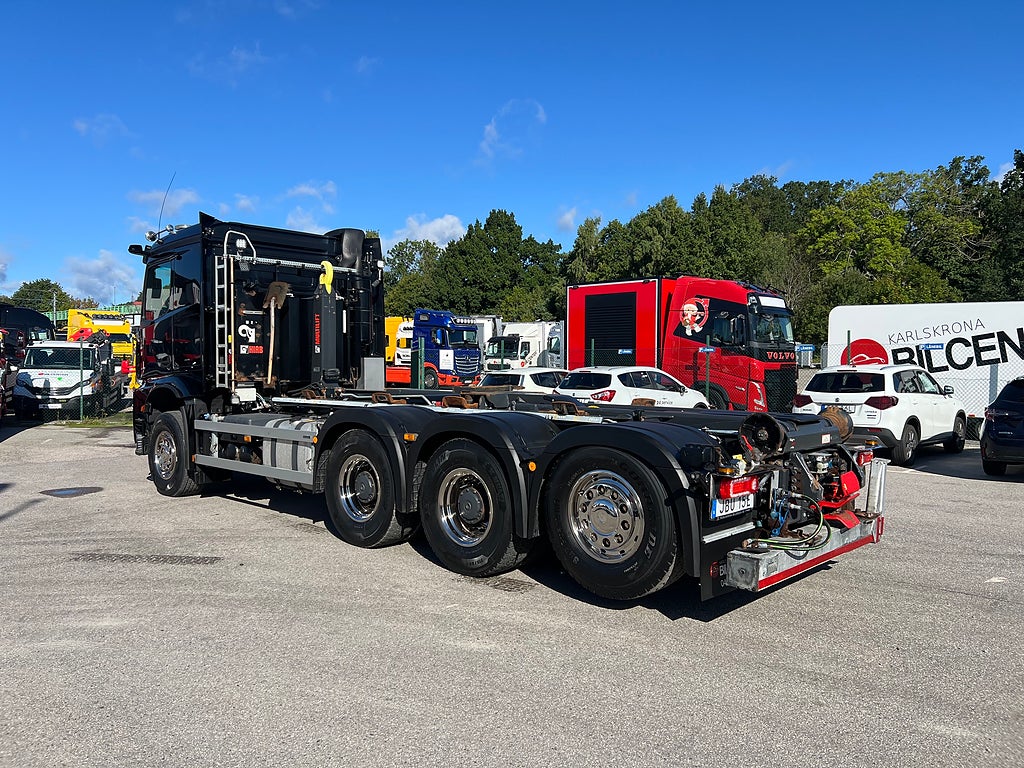 Mercedes-Benz Arocs 3251 Tridem Lastväxlare, Fullt Plogutrustad