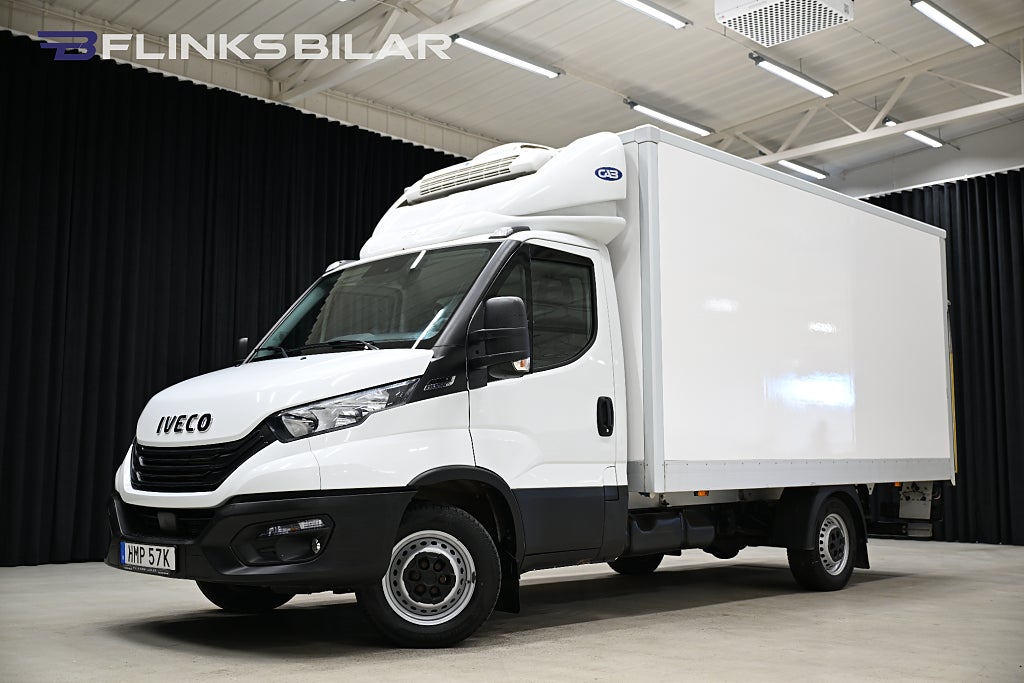 Iveco Daily 136HK Automat|Volymskåp|Bg-lyft|Sidodörr|Nattkyla|Moms