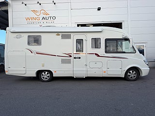 Husbil-integrerad Le Voyageur LX850 Mercedes (184HK AUT) Queensbed! ALDE! Hydrauliska stödben! 1 av 23