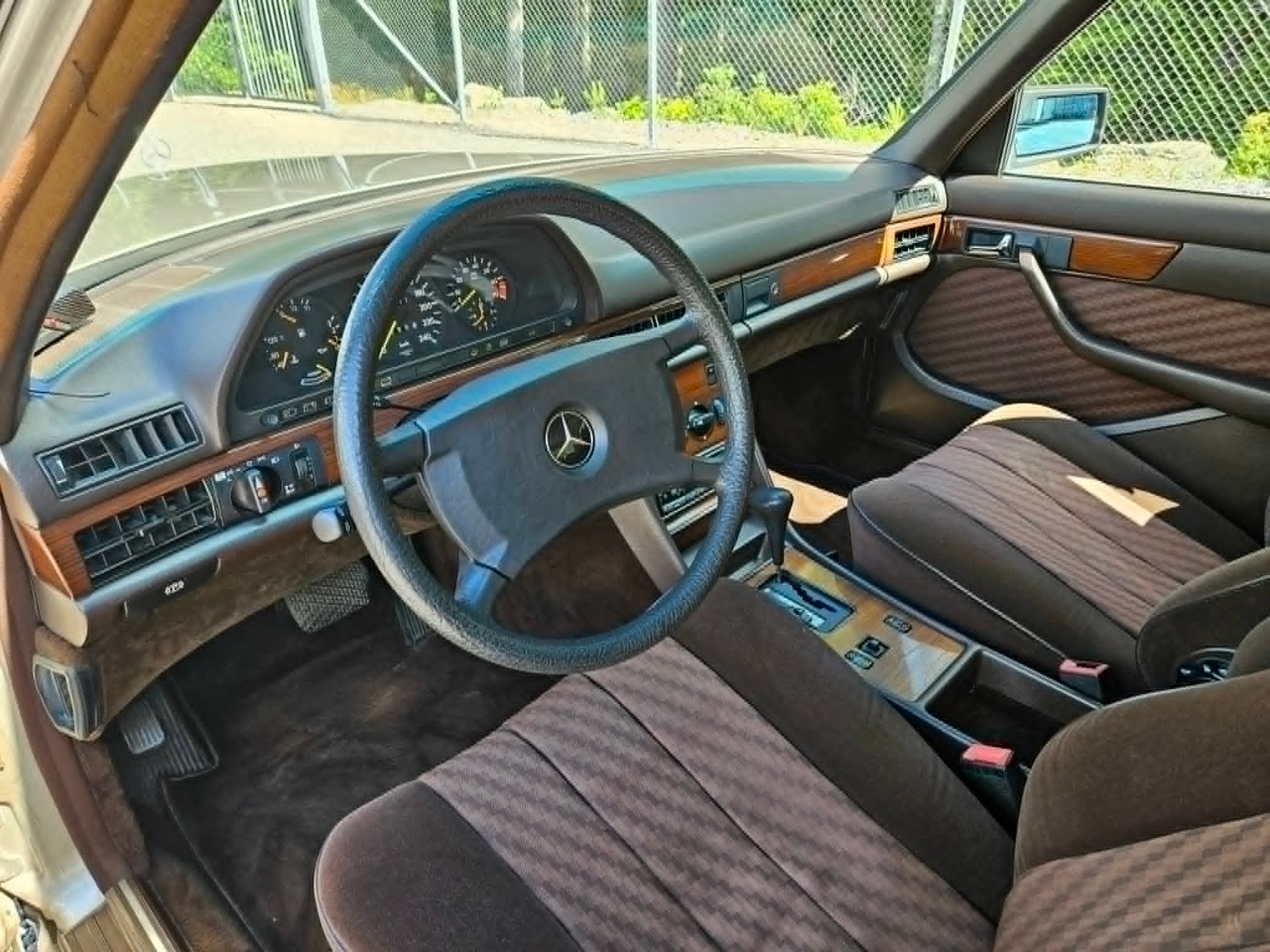 Mercedes-Benz 300 1988, bild 7/25