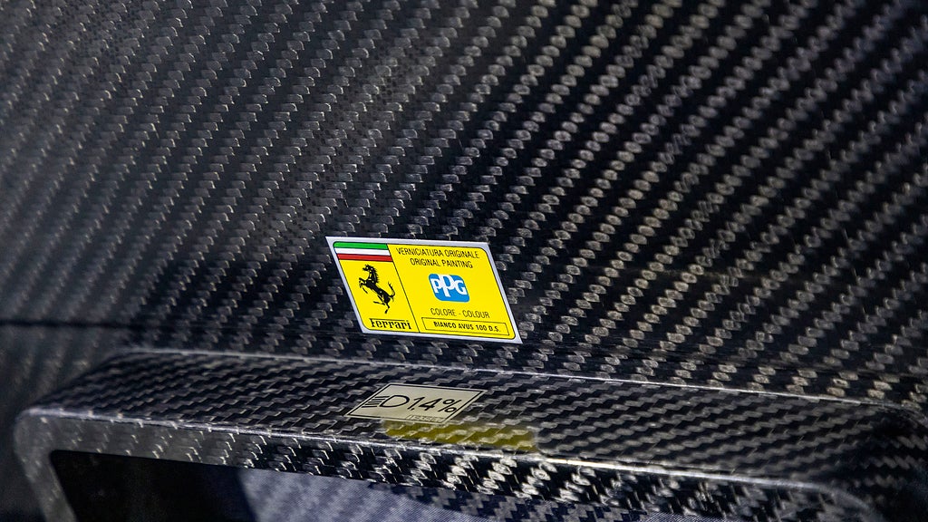 Det här exemplaret av  Ferrari Enzo är det enda i färgen Bianco Avus. Foto: RM Sotheby's