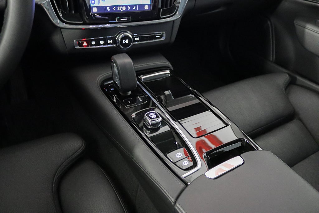 Volvo V90 Recharge T6 II AWD Ultimate Dark R-Design Pano H/K 360°