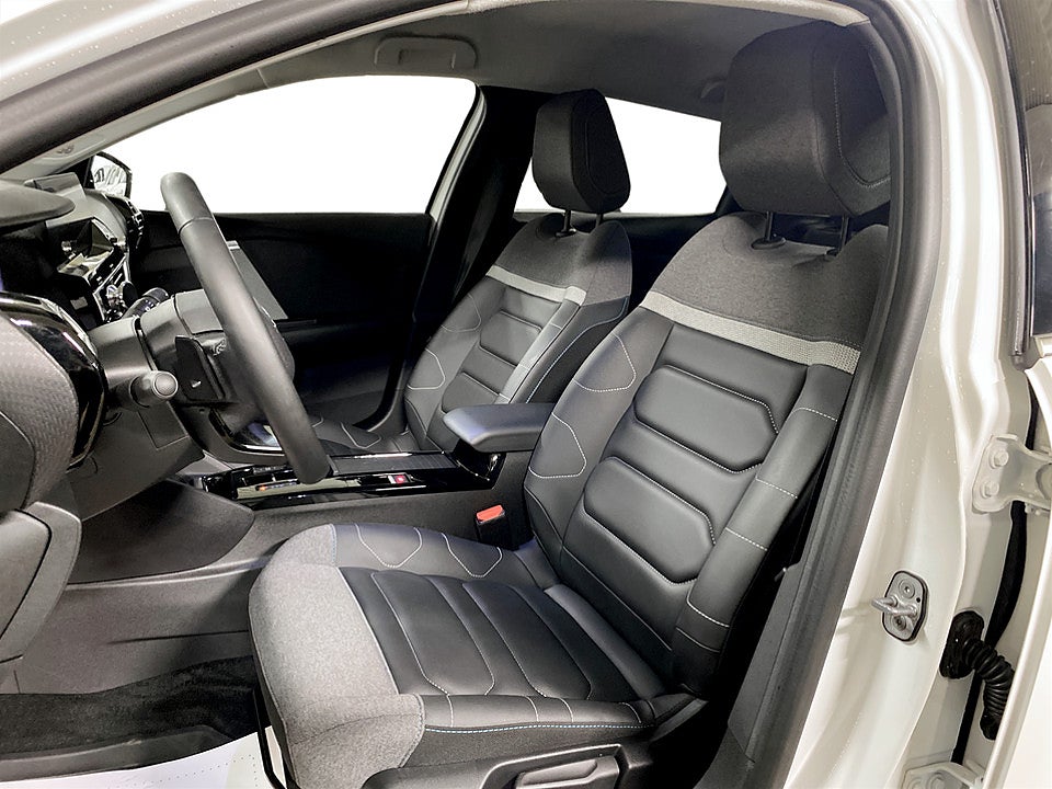 Bild på Citroën C4 X Shine 1.2 PT 130hk Aut - B-KAMERA, CARPLAY