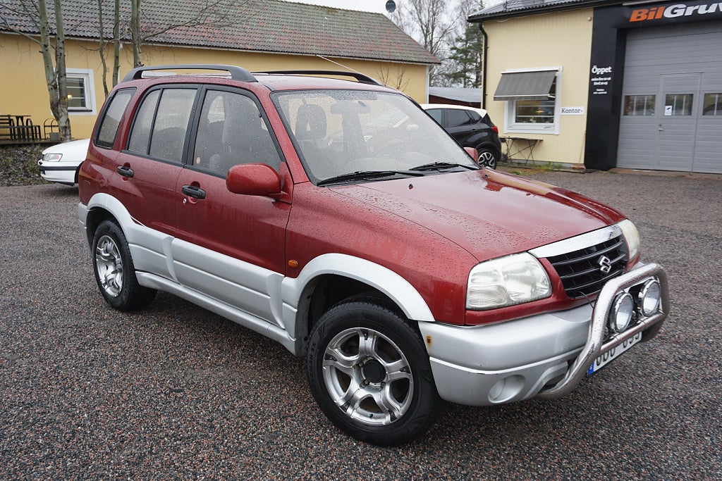 Suzuki Grand Vitara 2.5 4WD 1 ägare/8.400 Mil/Drag/M-värmare