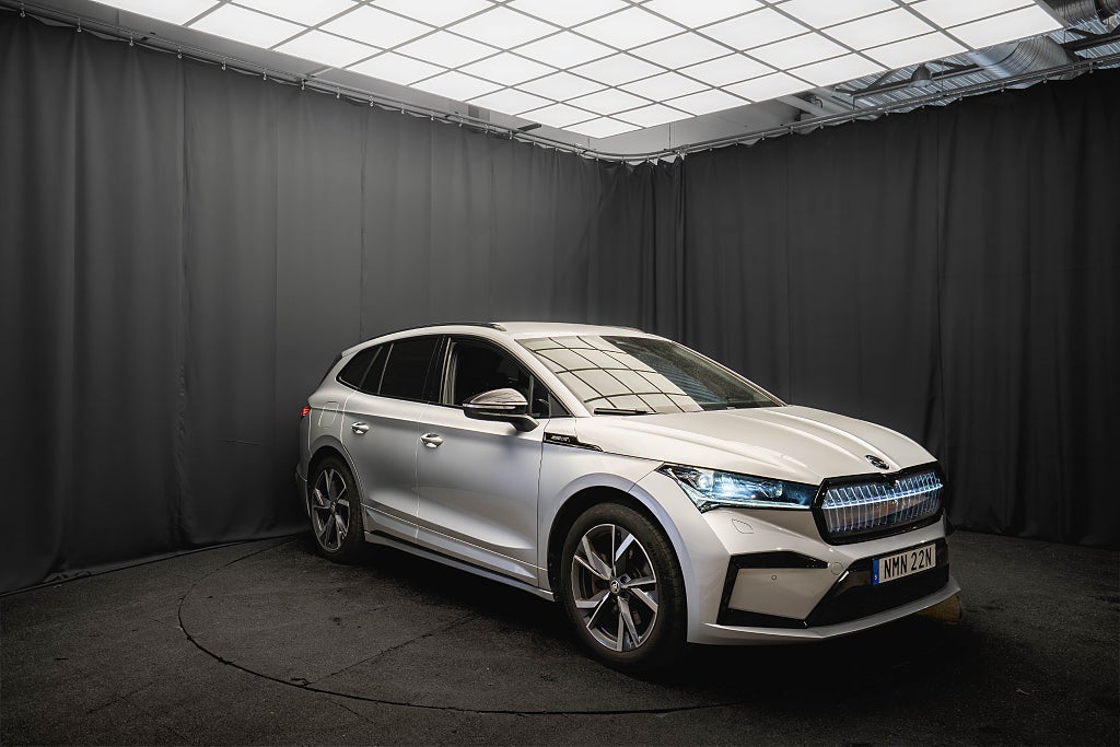 Skoda Enyaq iV 80 iV80 SPORTLINE DRAG CRYSTAL 360 El-STOL 1 ÄGARE MOMS