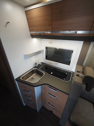 Husbil-halvintegrerad Adria Coral 670 DL Axess 10 av 19