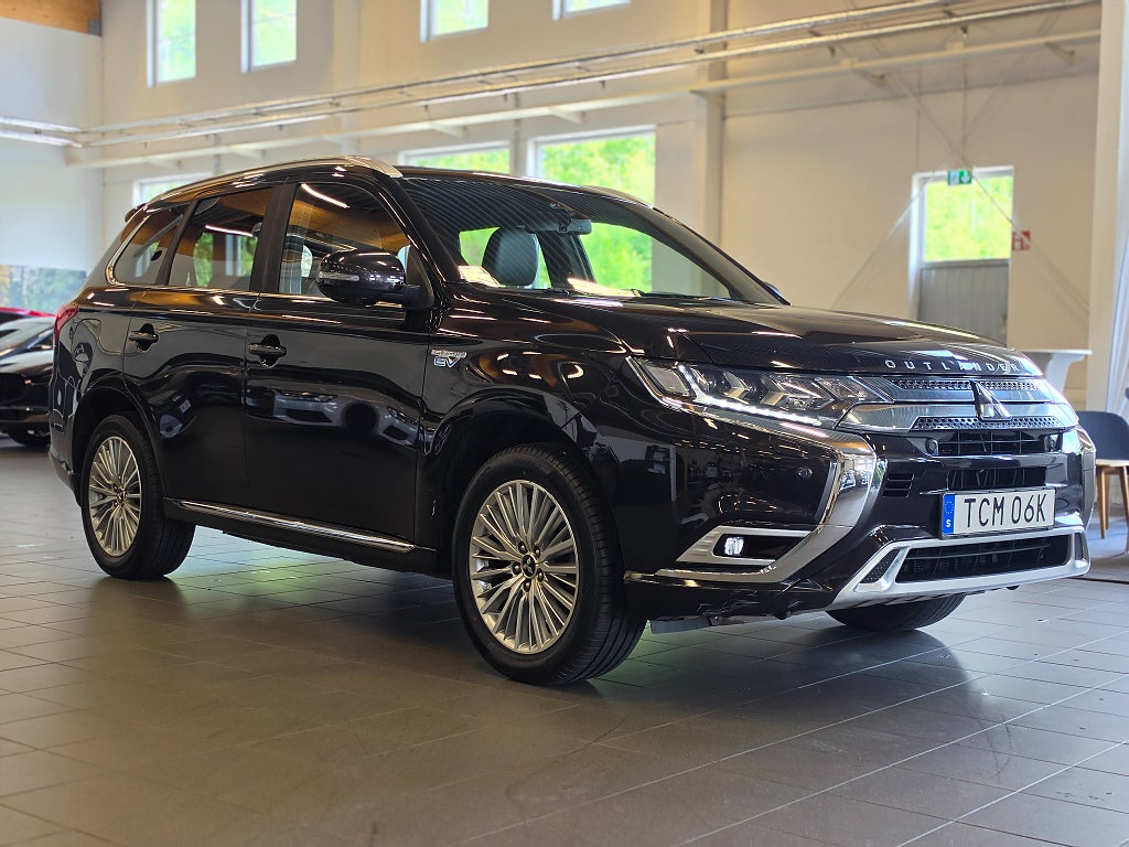 Mitsubishi Outlander PHEV Business / AWD / 360-kamera /  Rattvärme / Skinn