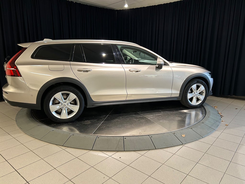 Volvo V60 Cross Country 2024 - miniatyr 9