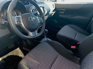 Halvkombi Toyota Yaris 39 av 39