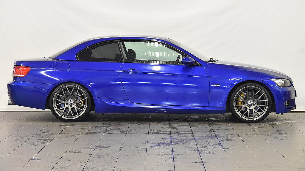 BMW 335i har M-Sportpaketet både in- och utvändigt. 