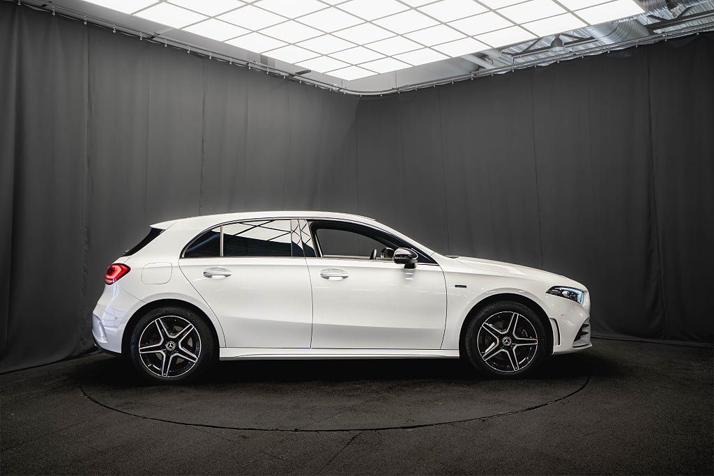 Mercedes-Benz A 250 e AMG NIGHT WIDESCREEN PANELBELYSNING DISTRONIC
