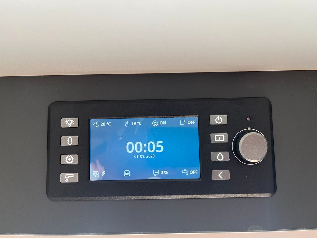 Adria Adora 613 UT /ALDE / Queens-bed på tvären / Badrum bak - Adria