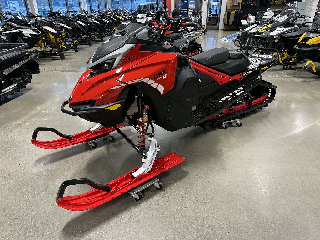 Lynx Shredder RE 3700 850 E-TEC 10.25" Display SHOT