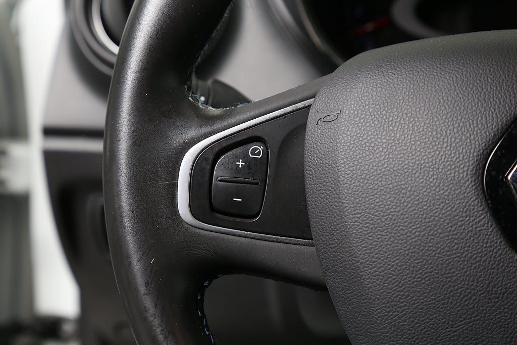 Renault Captur 1,2 TCe BOSE Navi Aut Navi "En Svensk Klassiker" Drag 2017