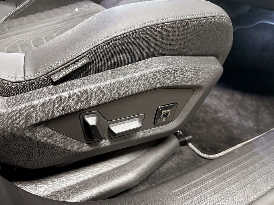 Bild på Peugeot E-3008 GT Ultimate+ 4WD - DEMO
