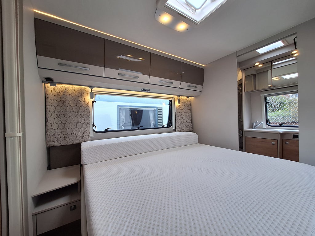 Dethleffs Nomad 650 RQT Scandinavia Snow Queenbädd, Dusch