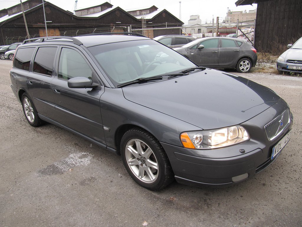 Volvo V70 2.5T Kinetic Euro 4 ACC/DRAG/SoVHjul/PDC/HALVSKINN