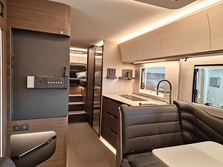 Husbil-integrerad Adria Super Sonic 890 LL 11 av 28