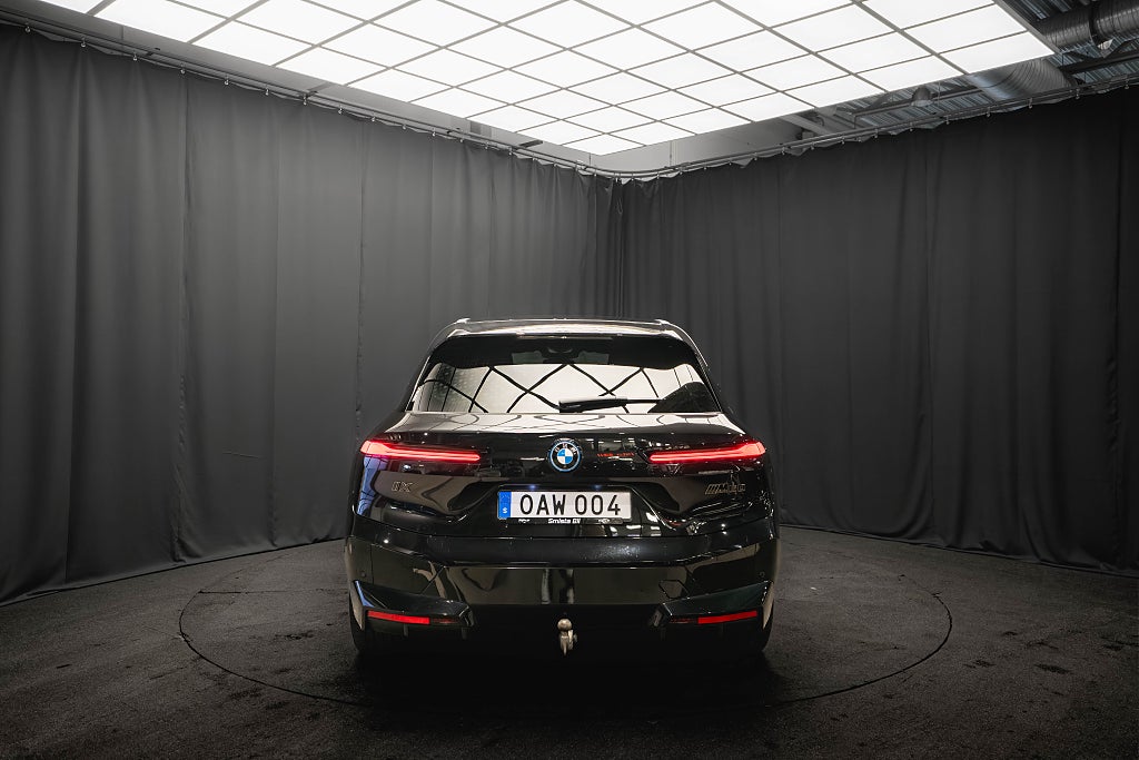 BMW iX M60 B&W PANO LUFT 22'' BAKAXELSTYRNING DRAG MAX MOMS