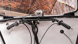 Fordonet restaurerades av fin förra ägare och fick då sin röda färg. Foto: Bring a Trailer