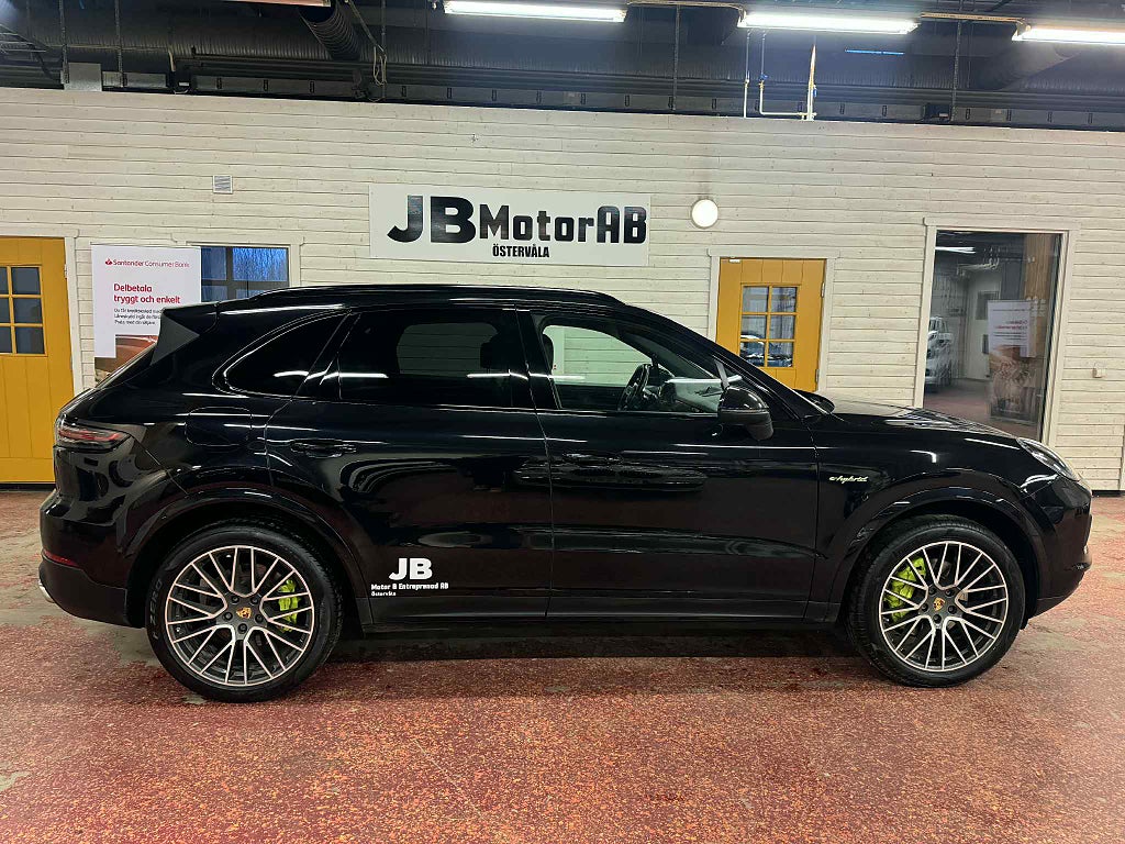 Porsche Cayenne E-Hybrid 462hk Pano/Drag/Värmare/SportChrono