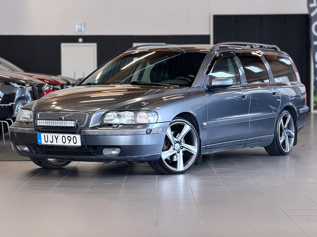 Volvo V70 2.5T Business / Drag / Motorvärmare / Skinn / 