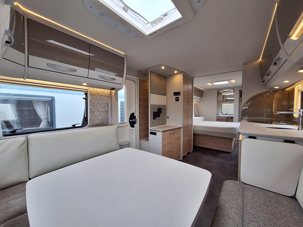 Dethleffs Nomad 650 RQT Scandinavia Snow Queenbädd, Dusch