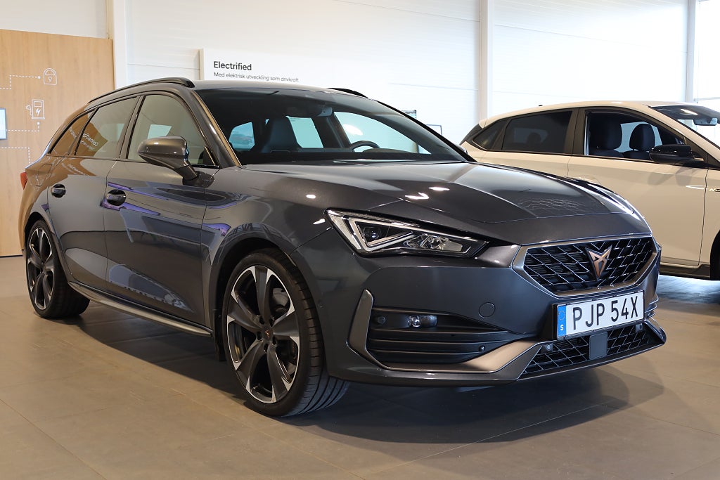 Cupra Leon Sportstourer e-Hybrid Drag Navi Kamera Cockpit CarPlay 2024