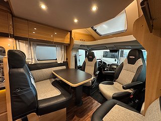 Husbil-halvintegrerad LMC H607 Breezer 150HK AUT  2 av 21