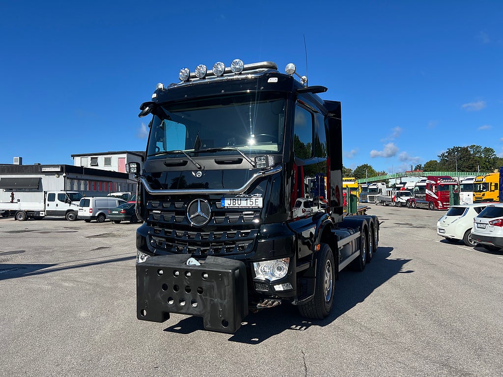 Mercedes-Benz Arocs 3251 Tridem Lastväxlare, Fullt Plogutrustad