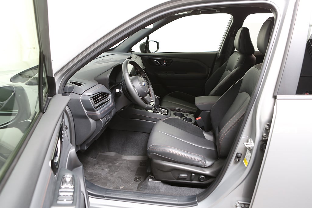 Subaru Forester e-Boxer Limited | Moms 2025