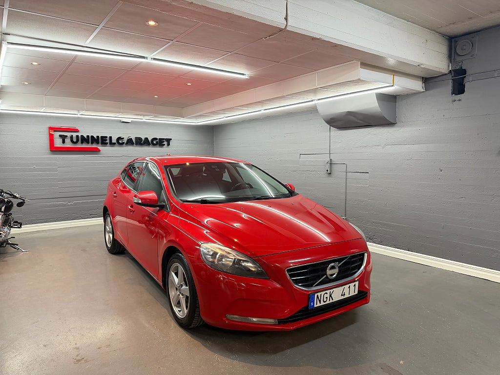 Volvo V40 T3 Kinetic 150hk Nybesiktigad Nyservad 