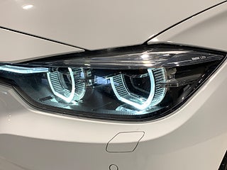 Sedan BMW 330e 23 av 24