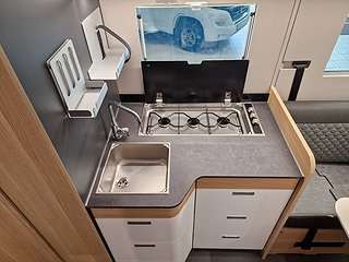 Husbil-halvintegrerad Adria Coral Plus 670 DL 15 av 31