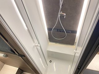 Husbil-halvintegrerad Adria Matrix Supreme 670 SL 23 av 31